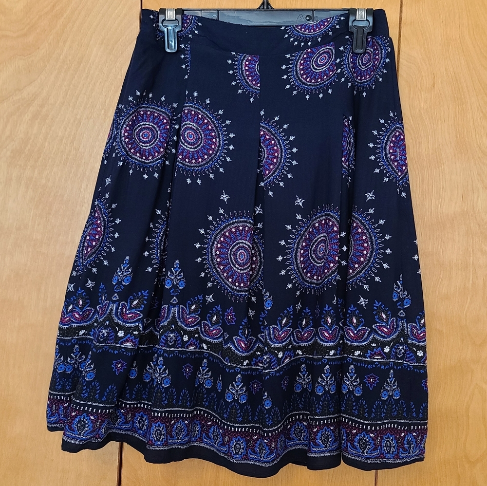Solitaire navy lined pleated skirt size large
